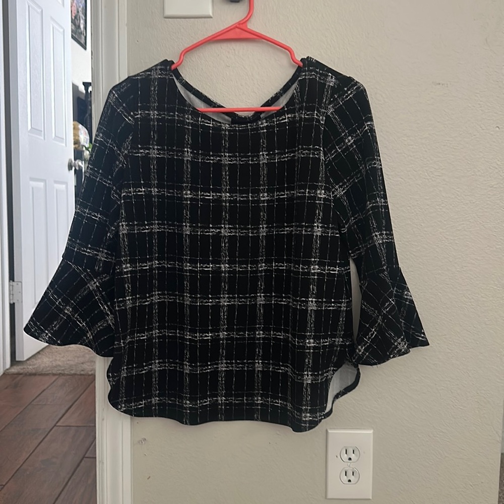 Black stripped 3/4 sleeve shirt